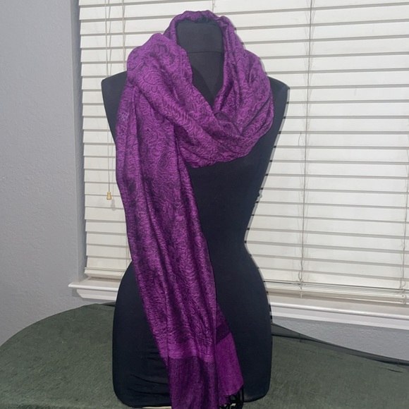 Assorted scarves - Picture 2 of 5